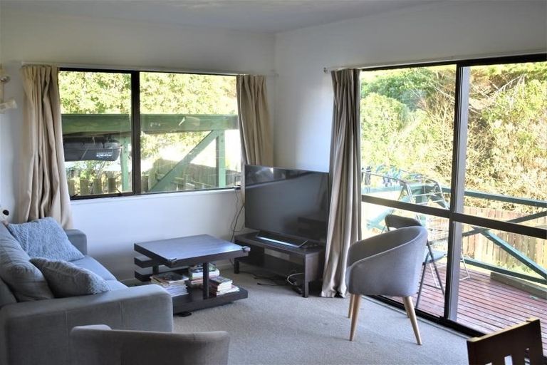 Photo of property in 39a Horokiwi Road West, Newlands, Wellington, 6037