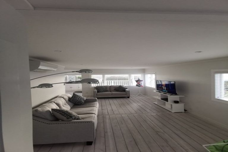 Photo of property in 12 Tindalls Bay Road, Tindalls Beach, Whangaparaoa, 0930