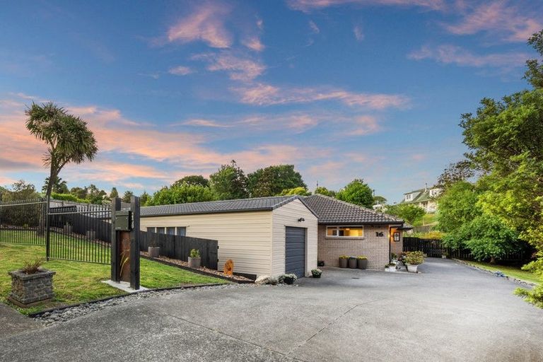 Photo of property in 16 Gavinike Place, Waimauku, 0812