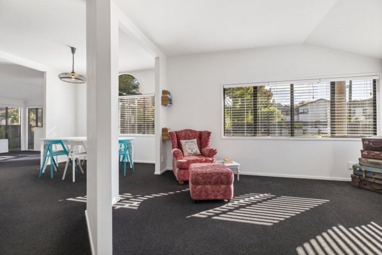 Photo of property in 54 Lagoon Way, West Harbour, Auckland, 0618