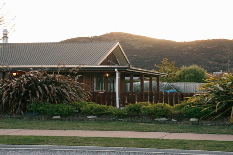 Photo of property in 24 Frye Crescent, Albert Town, Wanaka, 9305