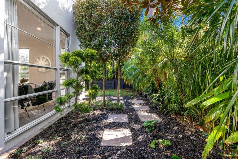Photo of property in 11a Church Street, Northcote Point, Auckland, 0627