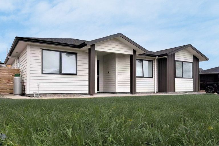 Photo of property in 12 William Calvert Drive, Swanson, Auckland, 0614