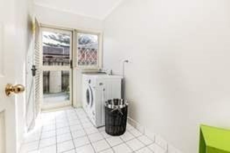 Photo of property in 64 Glenveagh Park Drive, Weymouth, Auckland, 2103
