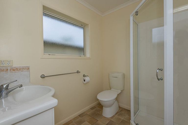 Photo of property in 41 Karoro Road, One Tree Point, 0118