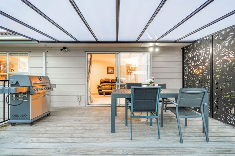 Photo of property in 1/11 Delisle Place, Windsor Park, Auckland, 0632