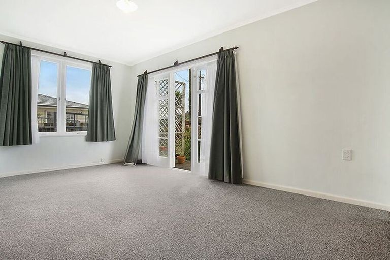 Photo of property in 116 Taikata Road, Te Atatu Peninsula, Auckland, 0610