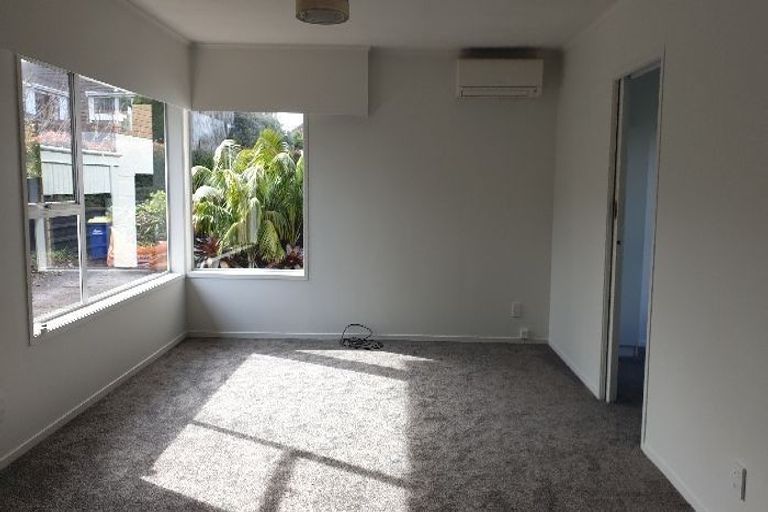Photo of property in 2/8 Tobruk Crescent, Milford, Auckland, 0620