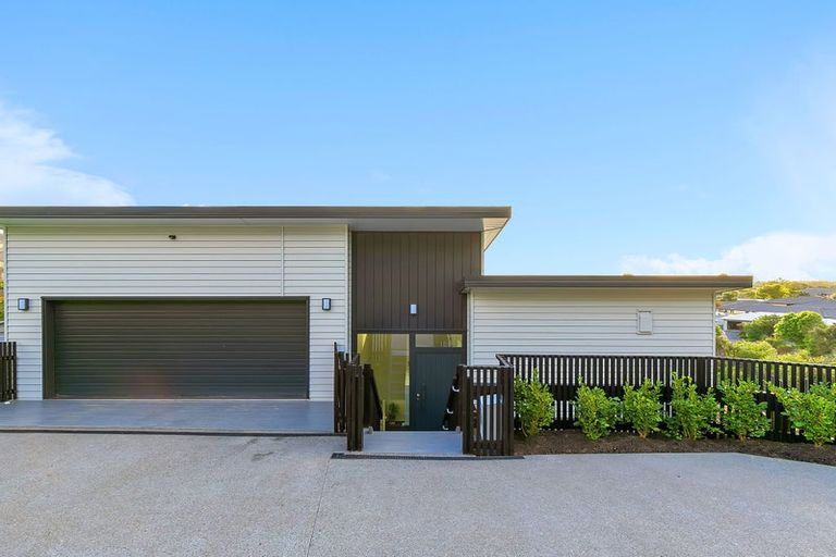 Photo of property in 68 Kakariki Grove, Waikanae, 5036