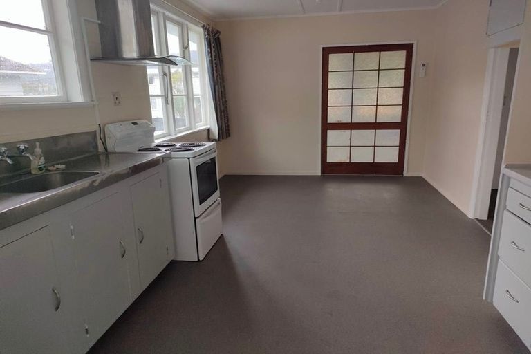 Photo of property in 6 Wainhouse Street, Stokes Valley, Lower Hutt, 5019