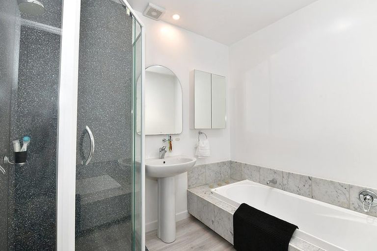 Photo of property in 2/9 Sunset Road, Totara Vale, Auckland, 0632