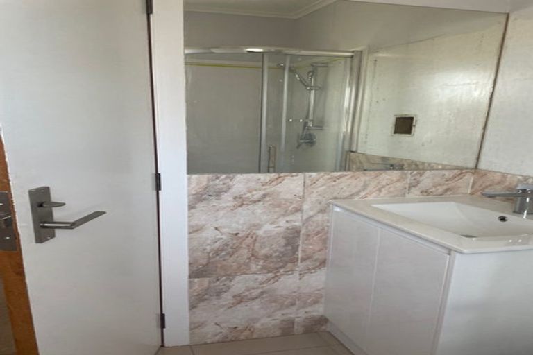 Photo of property in 38 Awaroa Road, Sunnyvale, Auckland, 0612