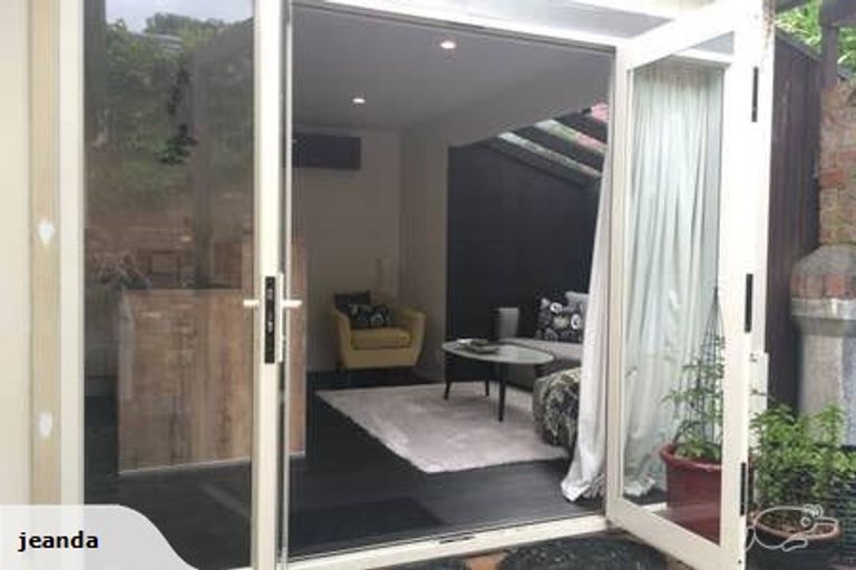 Photo of property in 17 Palliser Road, Roseneath, Wellington, 6011