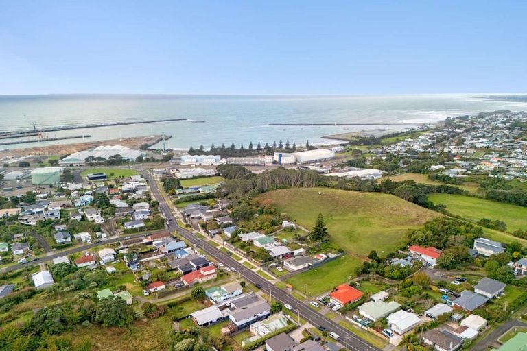 Photo of property in 84 Pioneer Road, Moturoa, New Plymouth, 4310