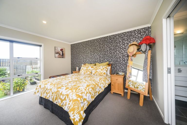 Photo of property in 20 Lorenzo Place, Kelvin Grove, Palmerston North, 4414