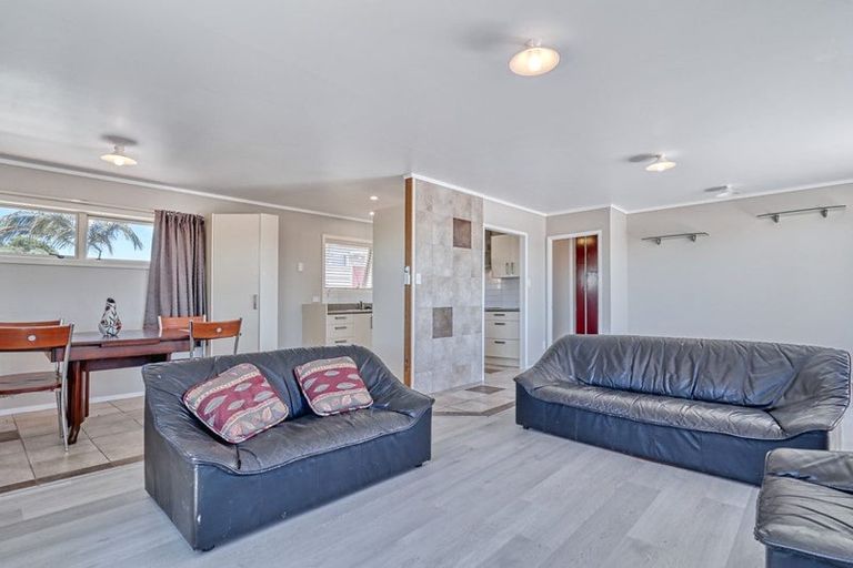 Photo of property in 46 Farquhar Road, Glendene, Auckland, 0602