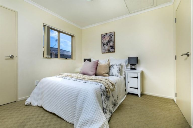 Photo of property in 1 Burton's Drive, Swanson, Auckland, 0614