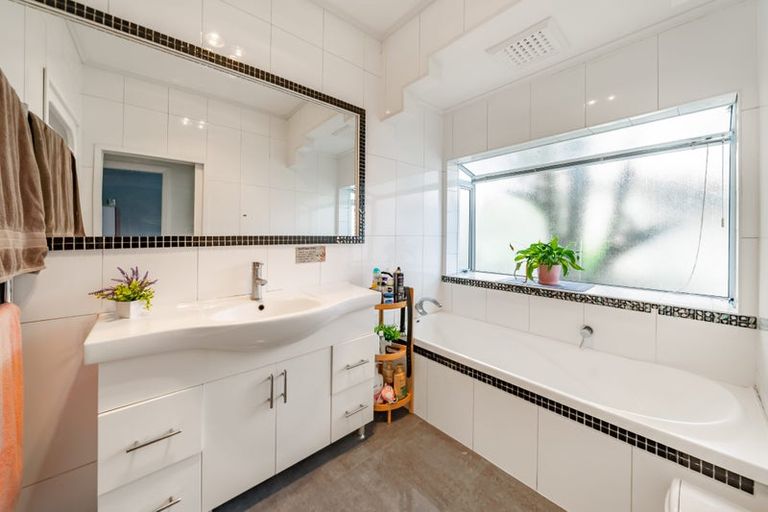 Photo of property in 22 Saint Ronans Avenue, Waterloo, Lower Hutt, 5011