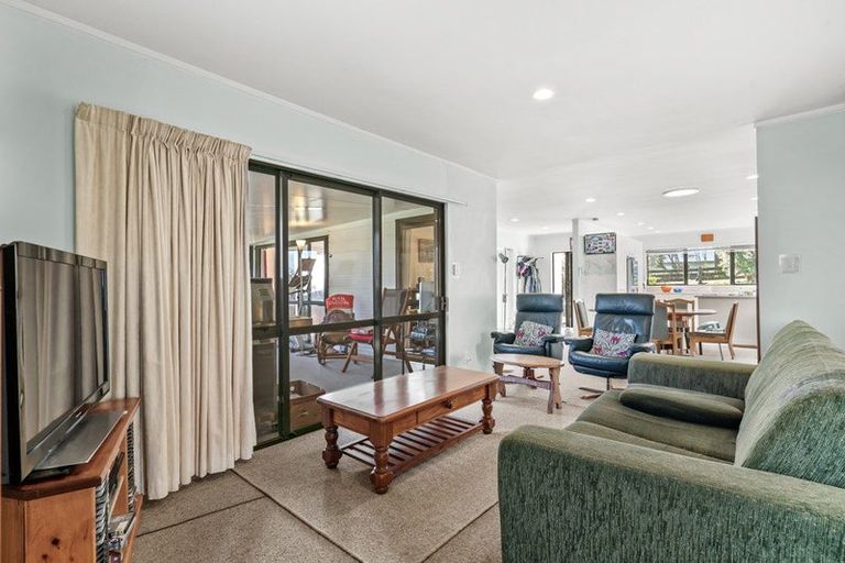 Photo of property in 209 Kaipara Road, Papakura, 2582