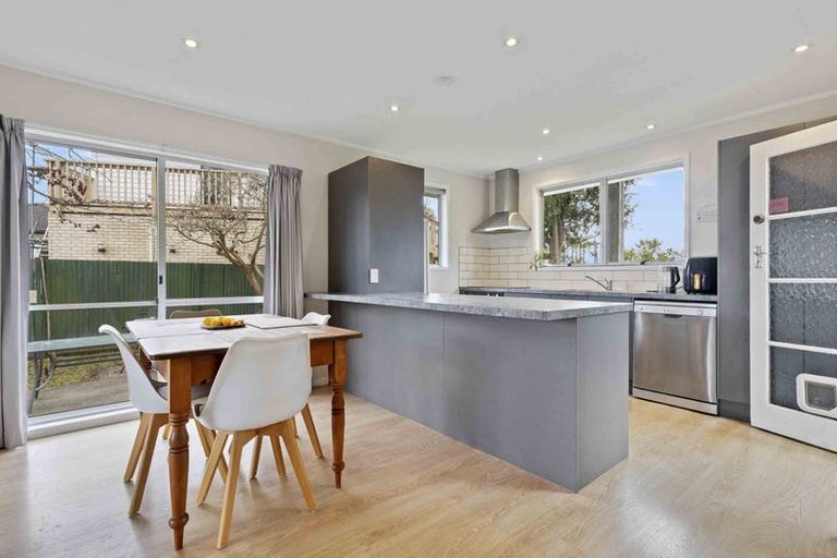 Photo of property in 48 Harmel Road, Glendene, Auckland, 0602