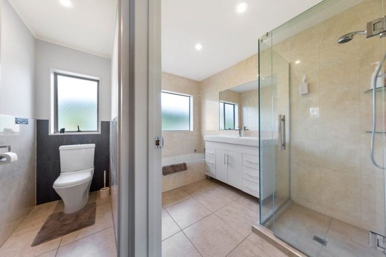 Photo of property in 2/25 Keswick Close, Northpark, Auckland, 2013