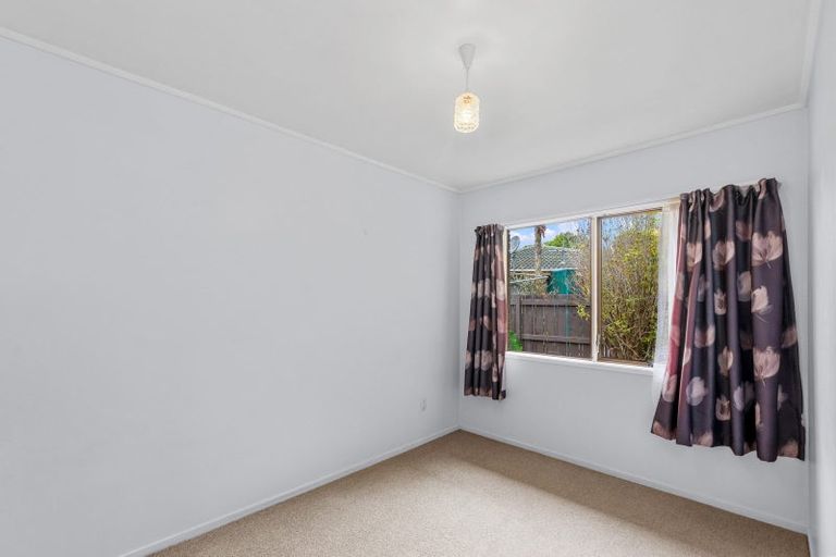 Photo of property in 2/13 Frank Evans Place, Henderson, Auckland, 0610