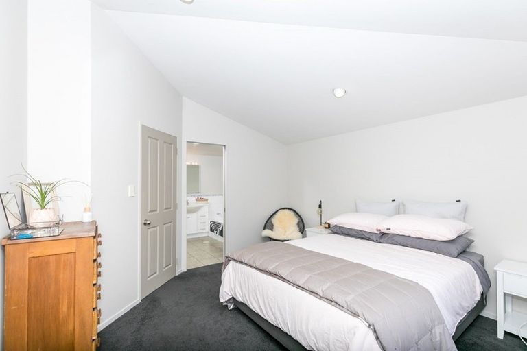 Photo of property in 2/20 Ruakiwi Road, Hamilton Lake, Hamilton, 3204