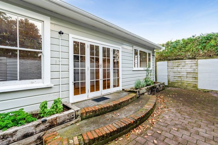 Photo of property in 35 Belt Road, Moturoa, New Plymouth, 4310