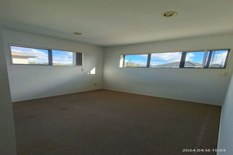 Photo of property in 17 Bordeaux Parade, Te Atatu South, Auckland, 0610