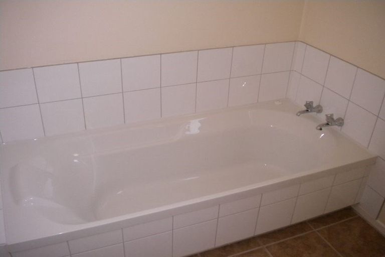 Photo of property in 100 Kemp Road, Massey, Auckland, 0614