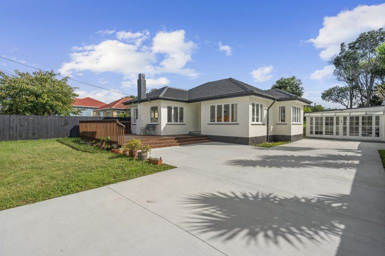 Photo of property in 21 Miller Road, Mangere Bridge, Auckland, 2022