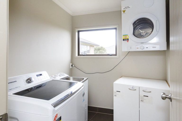 Photo of property in 28 Johnstone Drive, Fitzherbert, Palmerston North, 4410