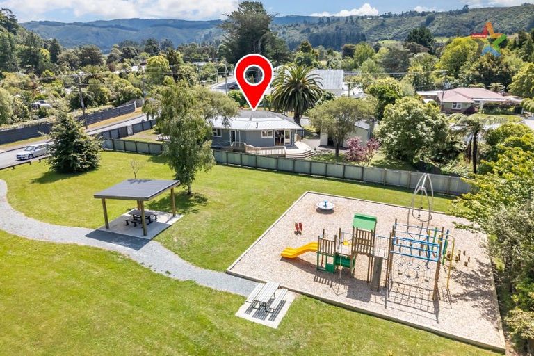Photo of property in 2 Molloys Road, Te Marua, Upper Hutt, 5018