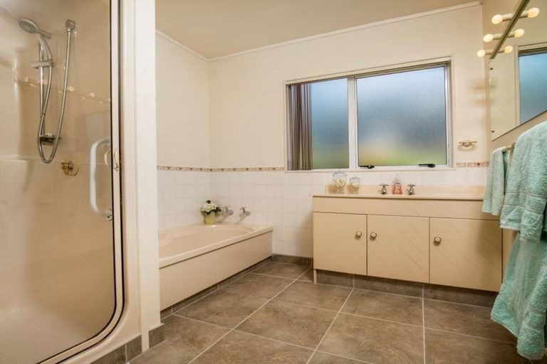 Photo of property in 928 East Coast Road, Northcross, Auckland, 0630