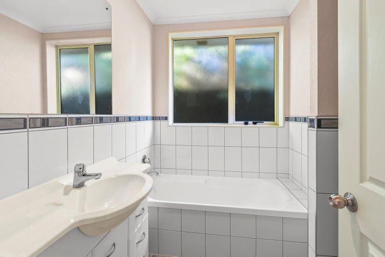 Photo of property in 6 Richard Halse Drive, Manurewa, Auckland, 2105