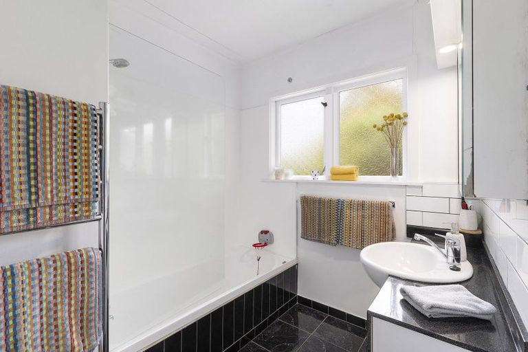 Photo of property in 9 Blandford Way, Newlands, Wellington, 6037