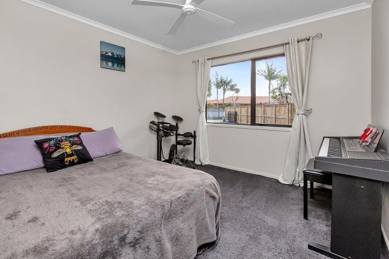 Photo of property in 18 Paradise Point Place, One Tree Point, 0118