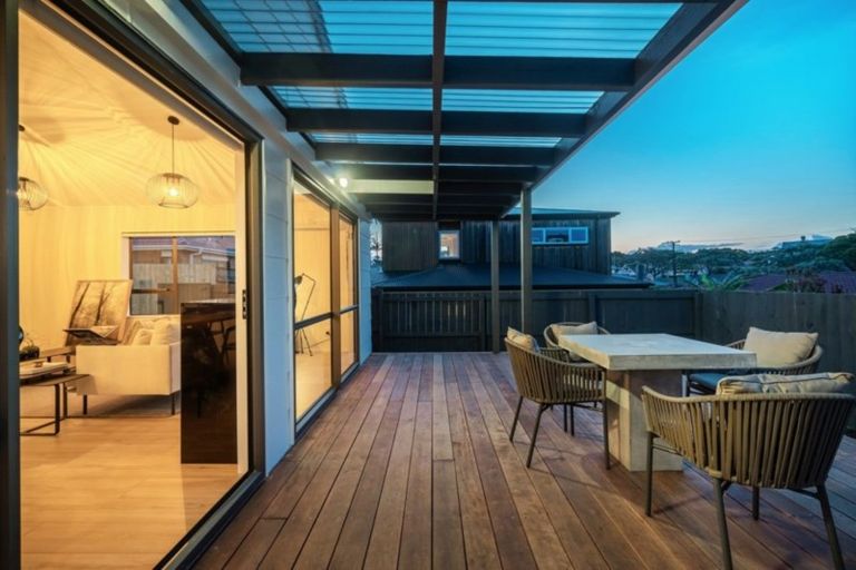 Photo of property in 2/17 Oliver Street, Point Chevalier, Auckland, 1022