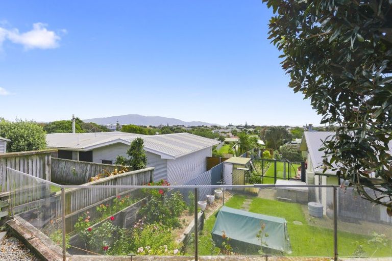 Photo of property in 2 Sunset Terrace, Waikanae Beach, Waikanae, 5036