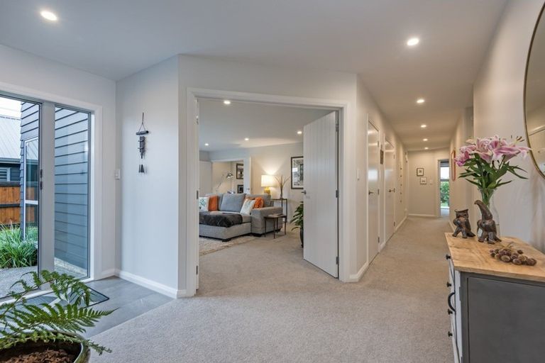 Photo of property in 8 Mediterranean Grove, Fitzherbert, Palmerston North, 4410