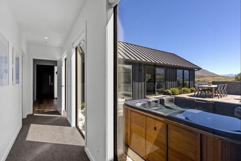 Photo of property in 12 Kinross Lane, Jacks Point, Queenstown, 9371