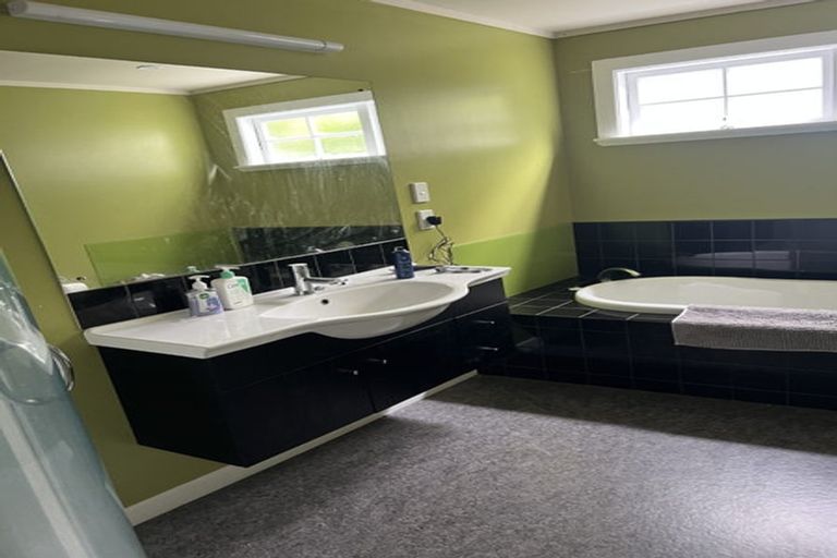 Photo of property in 135 Kelburn Parade, Kelburn, Wellington, 6012