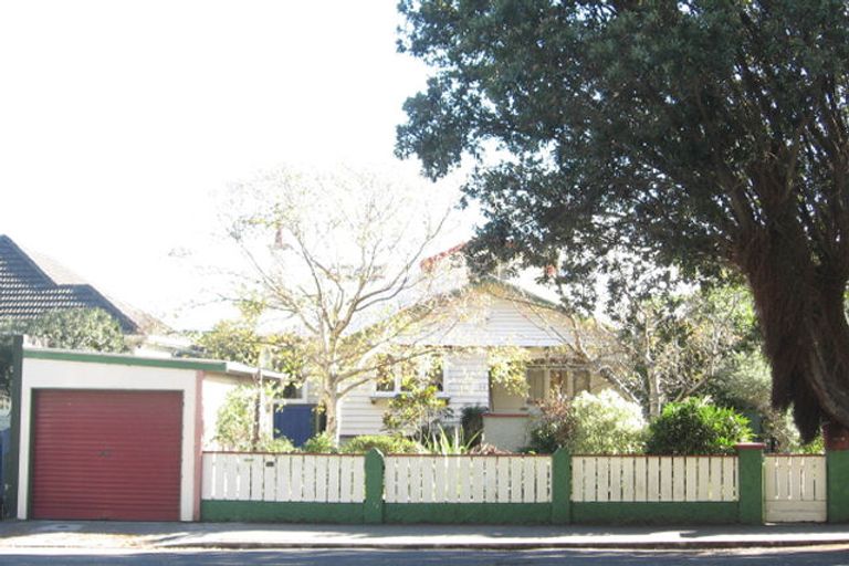Photo of property in 216 Muritai Road, Eastbourne, Lower Hutt, 5013