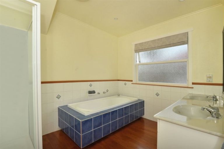 Photo of property in 82 Hatea Drive, Regent, Whangarei, 0112