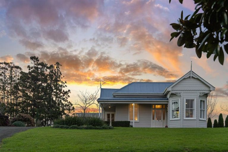 Photo of property in 124 Rimmer Road, Helensville, 0875