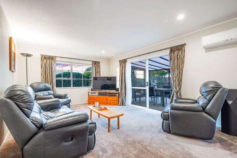 Photo of property in 1/11 Delisle Place, Windsor Park, Auckland, 0632