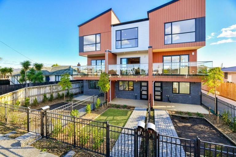 Photo of property in 2/644 Te Atatu Road, Te Atatu Peninsula, Auckland, 0610