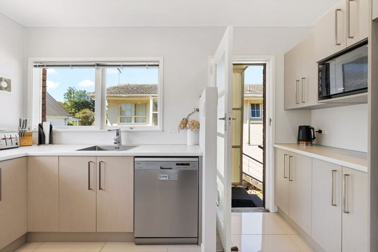 Photo of property in 2/12 Ellice Road, Totara Vale, Auckland, 0629