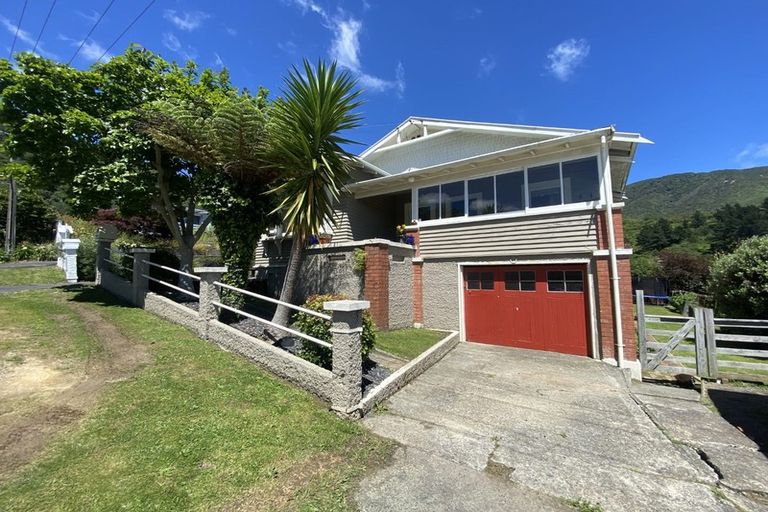 Photo of property in 71 Kent Street, Picton, 7220