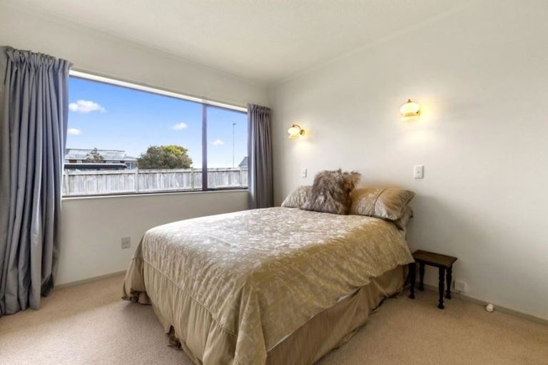 Photo of property in 2/963 Beach Road, Torbay, Auckland, 0630